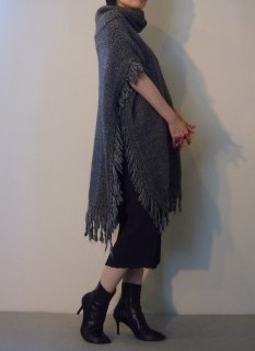 Knit Poncho【LIVIANA CONTI】Pleats Skirt【LUTZ HUELLE】